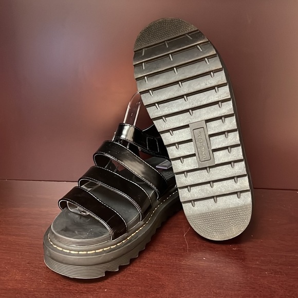 UNIONBAY Dulce Black Patent Leather Chunky Strappy Platform Sandal - Picture 7 of 10